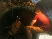 Đục bức tường căn nhà mới mua vì thấy có điểm lạ, phát hiện điều bất ngờ phía sau