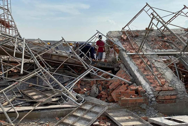 Một góc bức tường bị đổ sập trong khu công nghiệp Giang Điền.