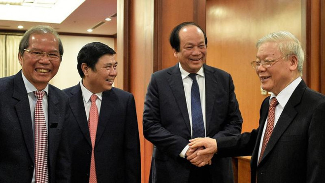 Tổng bí thư, Chủ tịch nước Nguyễn Phú Trọng trao đổi với các đại biểu dự hội nghị. Ảnh: VGP/ NHÂT BẮC