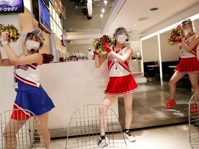 Bạn trẻ - Cuộc sống - Nhà hàng ở Tokyo cho nhân viên phục vụ làm hoạt náo viên để thu hút khách hàng