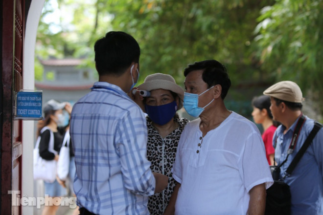 Du khách đến đây được đo thân nhiệt ngay từ cổng vào.