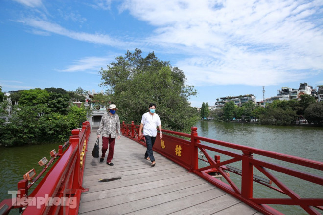 Lượng khách đến đền Ngọc Sơn, cầu Thê Húc không đông trong sáng ngày đầu tiên nhưng hứa hẹn sẽ đón nhiều khách vào hai ngày nghỉ cuối tuần.