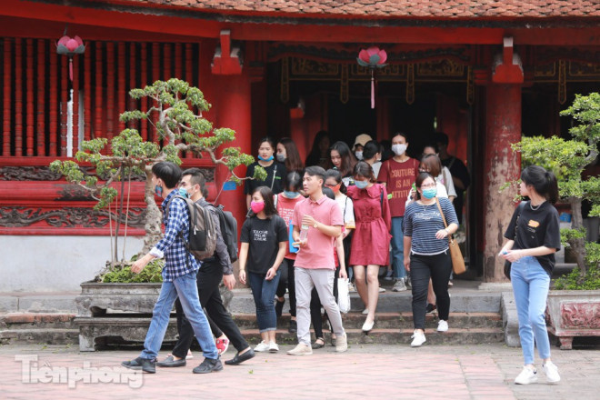 Một đoàn du khách đến thăm di tích.