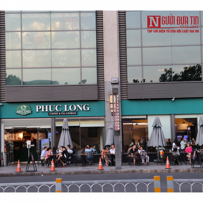 Khách lác đác ngồi những bàn đặt
ngoài cửa tiệm.