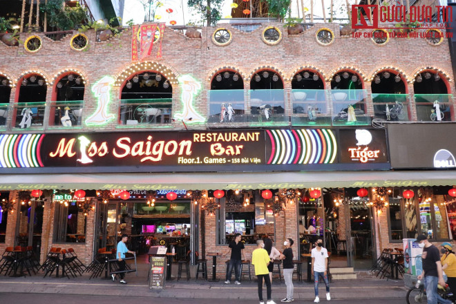 Chủ và nhân viên chỉ biết nhìn
nhau.