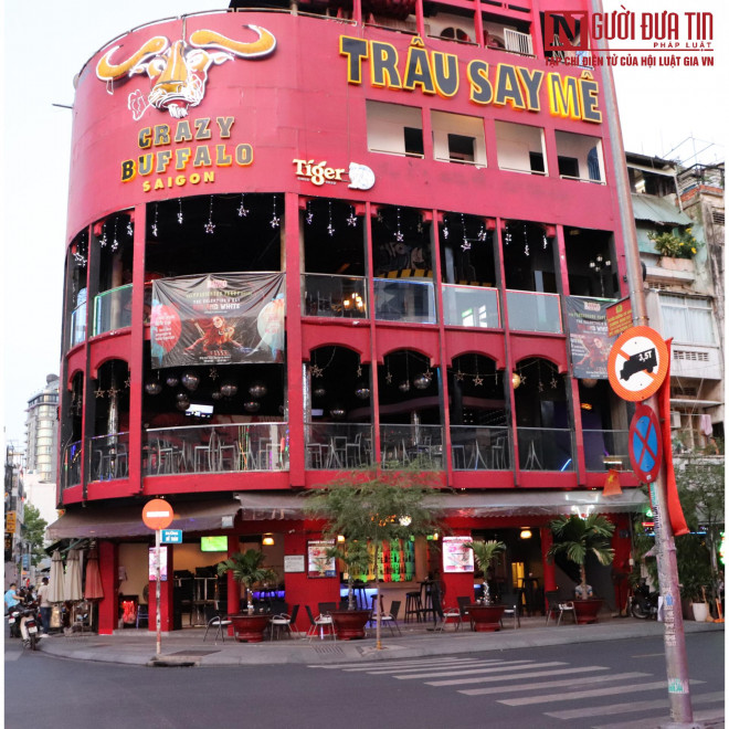 Nhiều nhà hàng lớn không một bóng
khách.