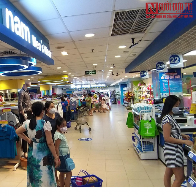 Khách chủ yếu mua hàng hóa thiết
yếu.