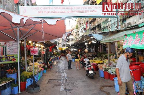 Chợ hoa nổi tiếng thưa bóng
người.