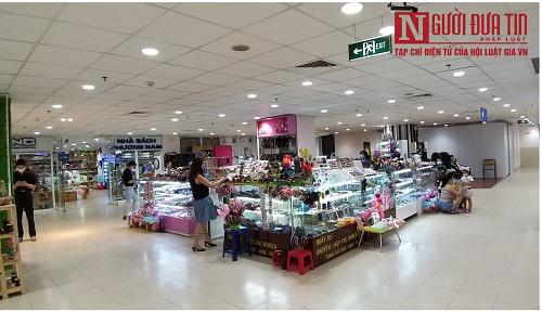 Nhiều quầy hàng còn vắng
khách. 