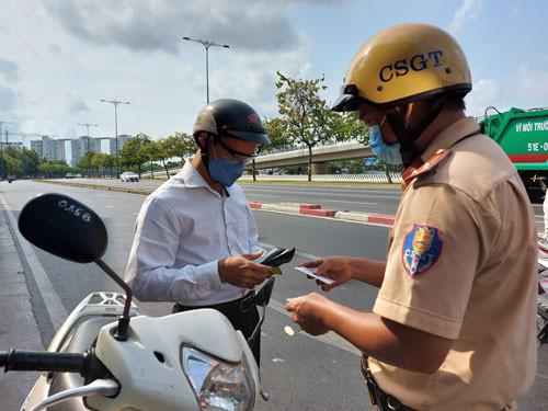 Đội CSGT Rạch Chiếc kiểm tra phương tiện khi lưu thông trên xa lộ Hà Nội (quận 9, TP HCM) Ảnh: LÊ PHONG