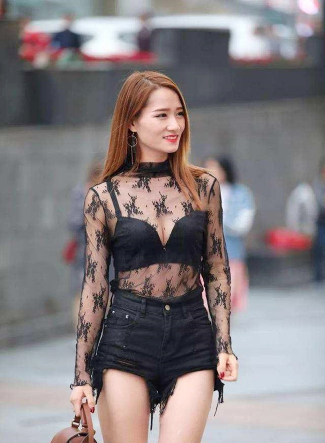 Xu hướng khoe nội y giờ không còn là mới mẻ và những chiếc áo xuyên thấu chính là item đi cùng hoàn hảo nhất.
