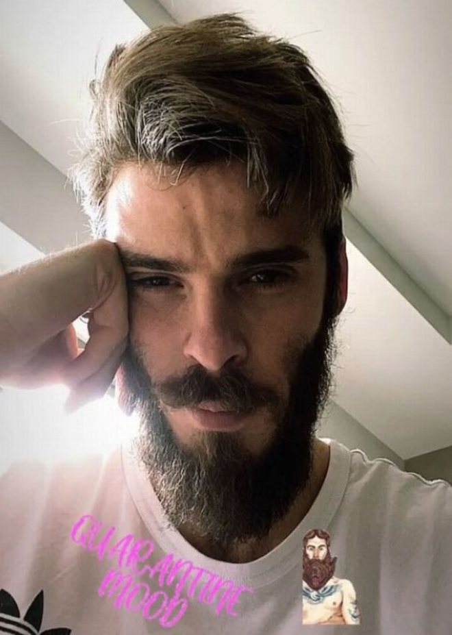 De Gea để râu dài lạ mắt