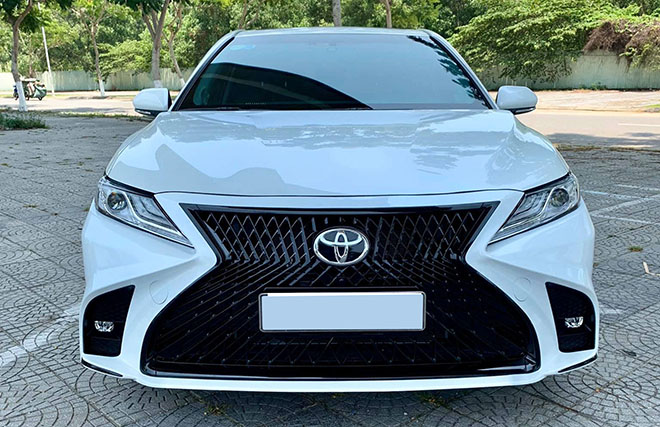 Toyota Camry lên bodykit trước như xế sang Lexus tại Việt Nam - 2