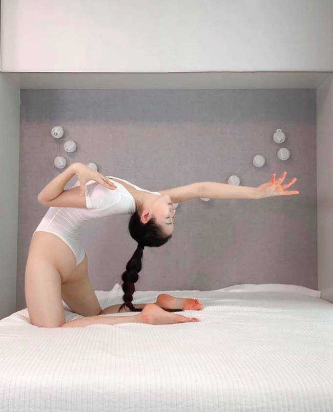 Những bức hình tạo dáng với yoga của cô ngập tràn trên trang cá nhân với không gian từ ngoài trời tới trong nhà... 
