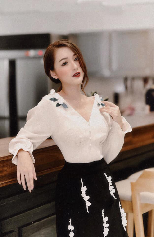 Cô nàng hướng mình theo phong cách sang trọng và quý phái.&nbsp;
