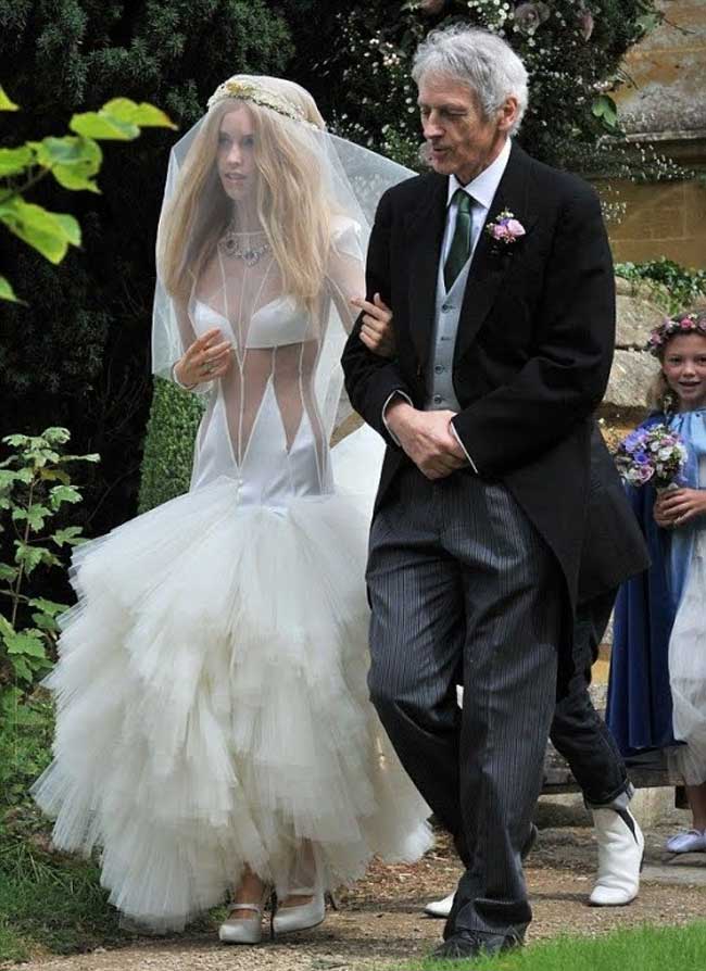Chiếc váy cưới theo cô dâu lên lễ đường không nên quá hở hang như thế này.
