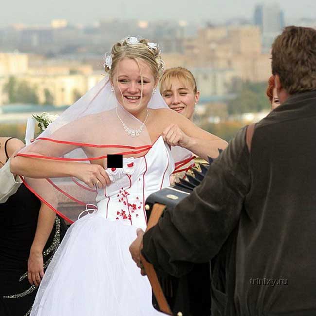 Nhiều cô dâu phải lúng túng giấu ngực vì trót lỡ mê váy cưới quá gợi cảm.
