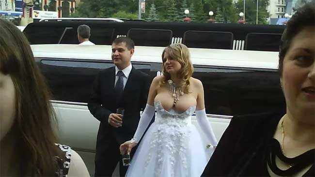 Một trong những trường hợp như chiếc váy quá trễ nải, khiến vòng 1 như thể sắp lộn ra ngoài của cô dâu này.
