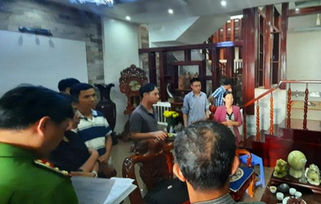 Cơ quan điều tra khám xét một ngôi nhà của vợ chồng Minh