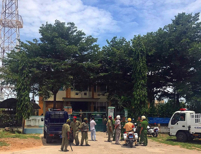 Lực lượng công an phải huy động để đưa nhóm thanh niên nhiều tỉnh, thành về trụ sở giải quyết.