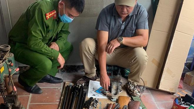 Công an khám xét "kho" vũ khí của đối tượng