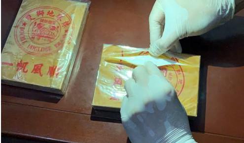 Tang vật là hai gói heroin được bọc giấy màu vàng.