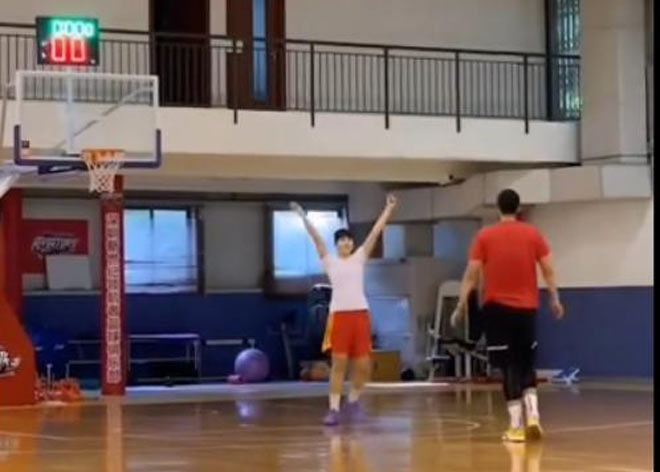 Cặp VĐV&nbsp;cao nhất bóng rổ Trung Quốc cùng luyện tập
