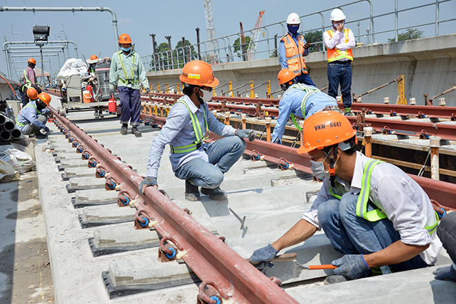 Những ngày này, nhiệt độ ngoài trời tại TP.HCM luôn ở mức 35 - 38 độ C với cảnh báo tia UV ở mức khá cao, tuy nhiên hàng trăm công nhân thi công tuyến metro số 1 (Bến Thành - Suối Tiên) vẫn miệt mài thi công trên công trường để tuyến metro số 1 về đích theo đúng tiến độ đề ra.