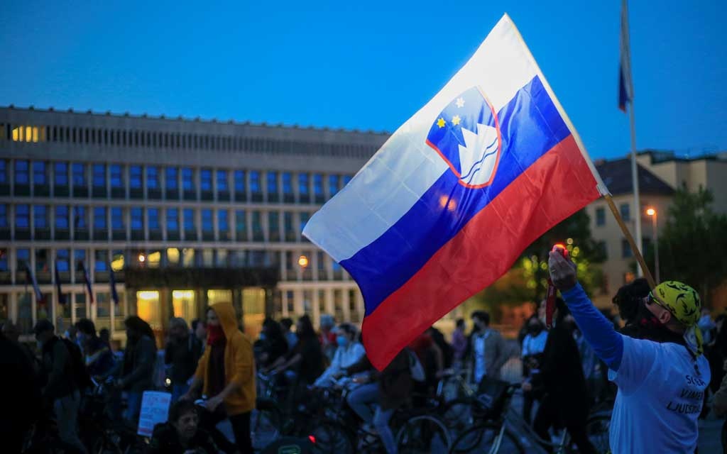 Dân Slovenia ra đường trong dịch Covid-19 (ảnh: Euro News)