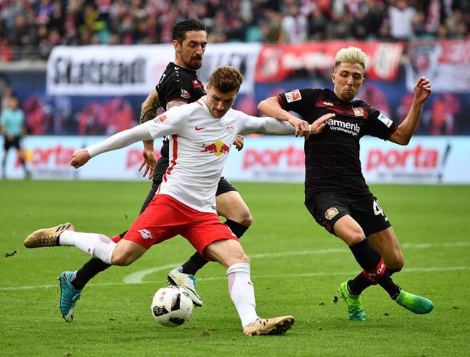 Tiền đạo Werner (áo đỏ trắng) gặp khó khăn trước hàng thủ&nbsp;Freiburg