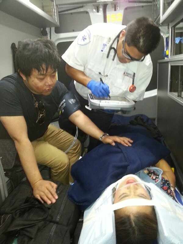Hình ảnh Quang Lê và Lam Anh trên xe cấp cứu