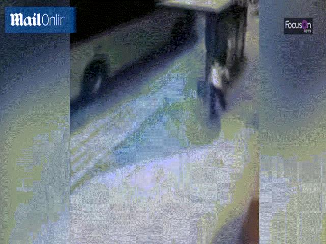 Phi thường - kỳ quặc - Video: Tưởng đã né được lốp ô tô, người phụ nữ vẫn bị "đo ván" bởi cú dội ngược kinh dị