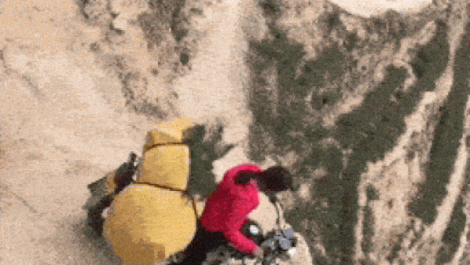 Video: Phụ nữ lái xe máy cheo leo trên núi, quay đầu xe ngay vực sâu - 1