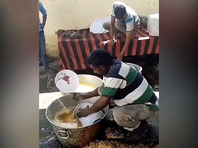 Video Clip Cười - Chàng trai hướng dẫn chị em tuyệt chiêu rửa bát đĩa khi nhà có cỗ