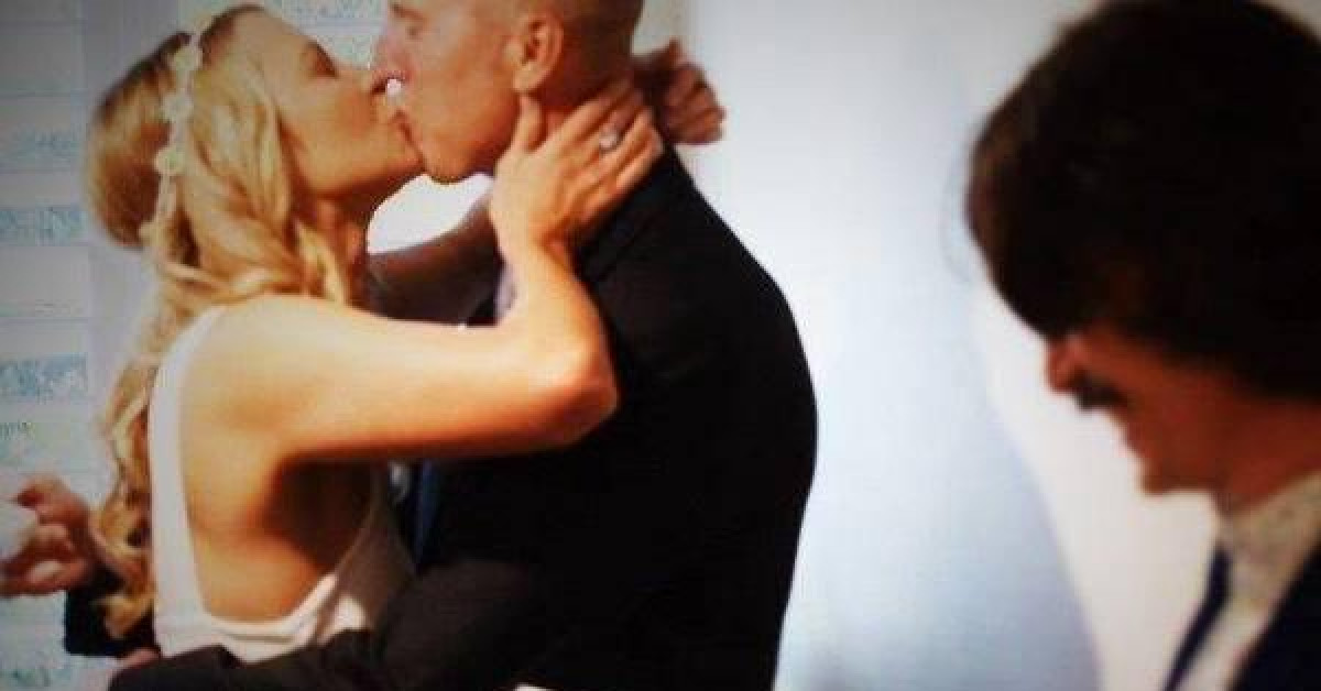 Bạn trẻ - Cuộc sống - Cảm động con gái kết hôn bên giường bệnh của người cha hấp hối