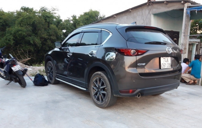 Ô tô vi phạm phải di chuyển lên lề đường, tài xế còn "nấn ná" chưa ký vào biên bản vi phạm.