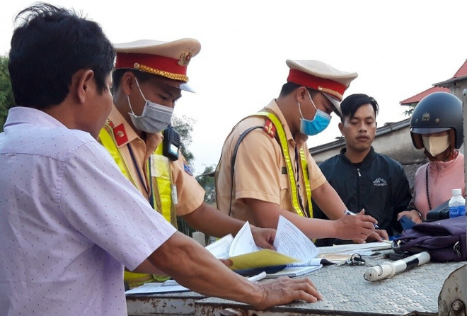 Lực lượng CSGT tiến hành lập biên bản các trường hợp lái xe ô tô, mô tô vi phạm.