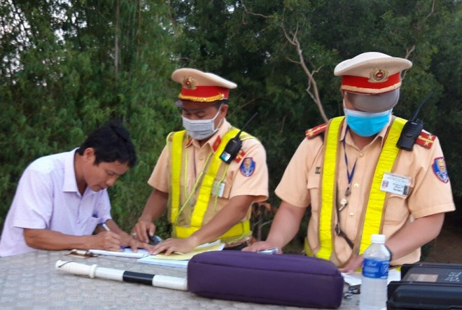 Lái xe ô tô vi phạm nồng độ cồn ký vào biên bản vi phạm sau hồi lâu "nấn ná"