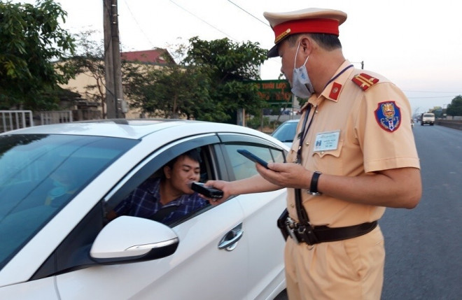 Các lái xe ô tô chấp hành kiểm tra nồng độ cồn...