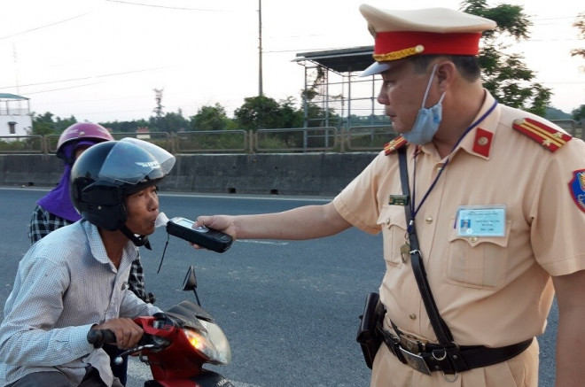 ... Các lái xe mô tô không vi phạm cũng được lực lượng CSGT nhắc nhở lái xe an toàn...