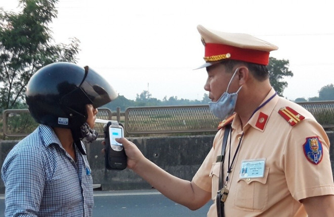 Trường hợp lái xe mô tô khác "dính" nồng độ cồn...