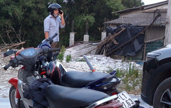 ..."Gọi điện thoại cho người thân"