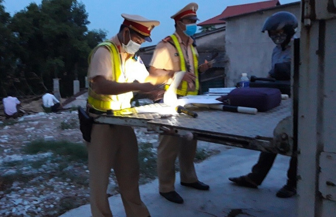 ... Rồi "nấn ná" chưa chịu ký vào biên bản. Những người khác cũng lui về phía sau "gọi điện cầu cứu"...