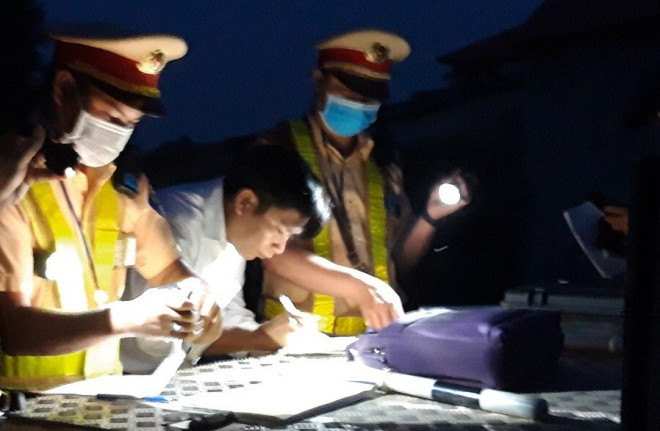 ... Sau đó mới chịu ký vào biên bản vi phạm nồng độ cồn