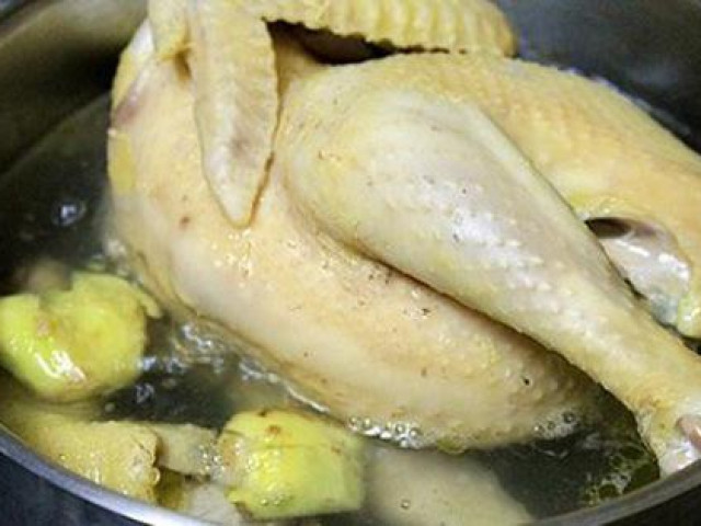 Ẩm thực - Thêm nắm lá này vào nước sôi để làm gà, đảm bảo sạch cả lông măng, mùi tanh cũng biến mất
