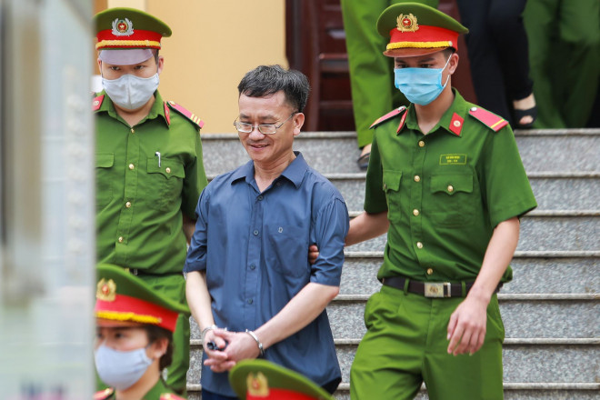 Nguyễn Quang Vinh tươi cười rời tòa trong quá trình xét xử