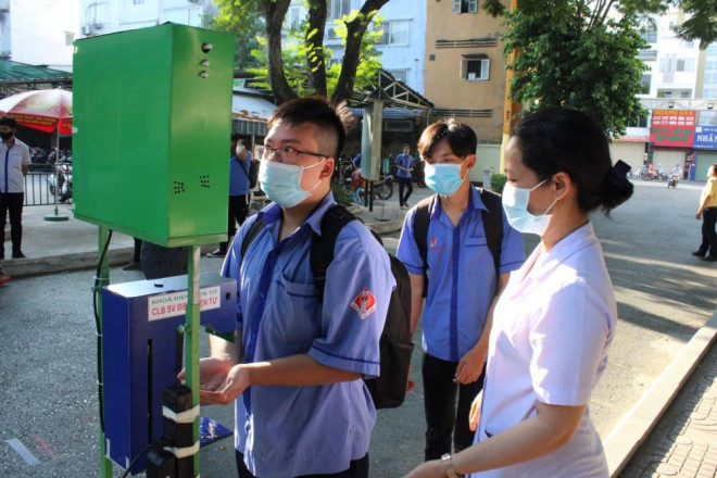 Thầy giáo làm máy đo thân nhiệt &#39;3 trong 1&#39; mừng học sinh trở lại trường - 1