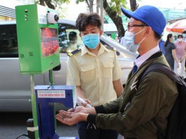 Bạn trẻ - Cuộc sống - Thầy giáo làm máy đo thân nhiệt '3 trong 1' mừng học sinh trở lại trường