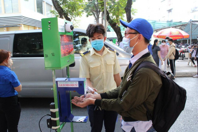 Thầy giáo làm máy đo thân nhiệt '3 trong 1' mừng học sinh trở lại trường - 4