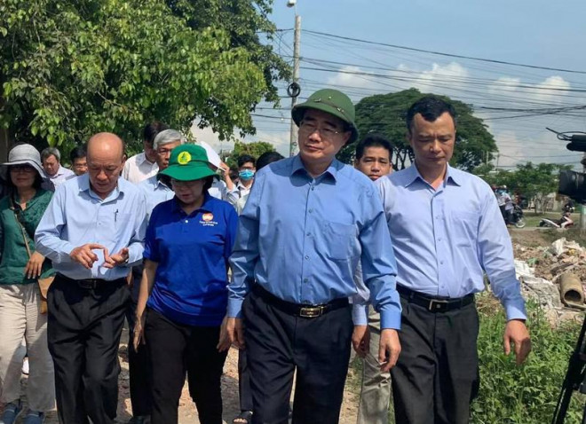 Bí thư Thành ủy Nguyễn Thiện Nhân cùng đoàn công tác đang vào khu vực thị sát. Ảnh: VIỆT HOA&nbsp;